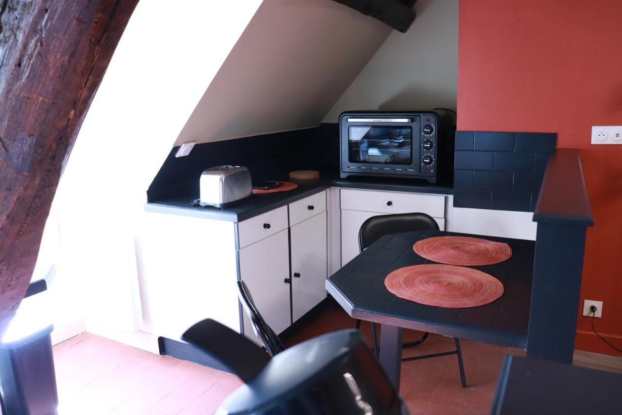 Sejour Tout Confort En Plein Coeur De Nevers, Studios Galet-Carbone Ou Terra Cotta Bagian luar foto