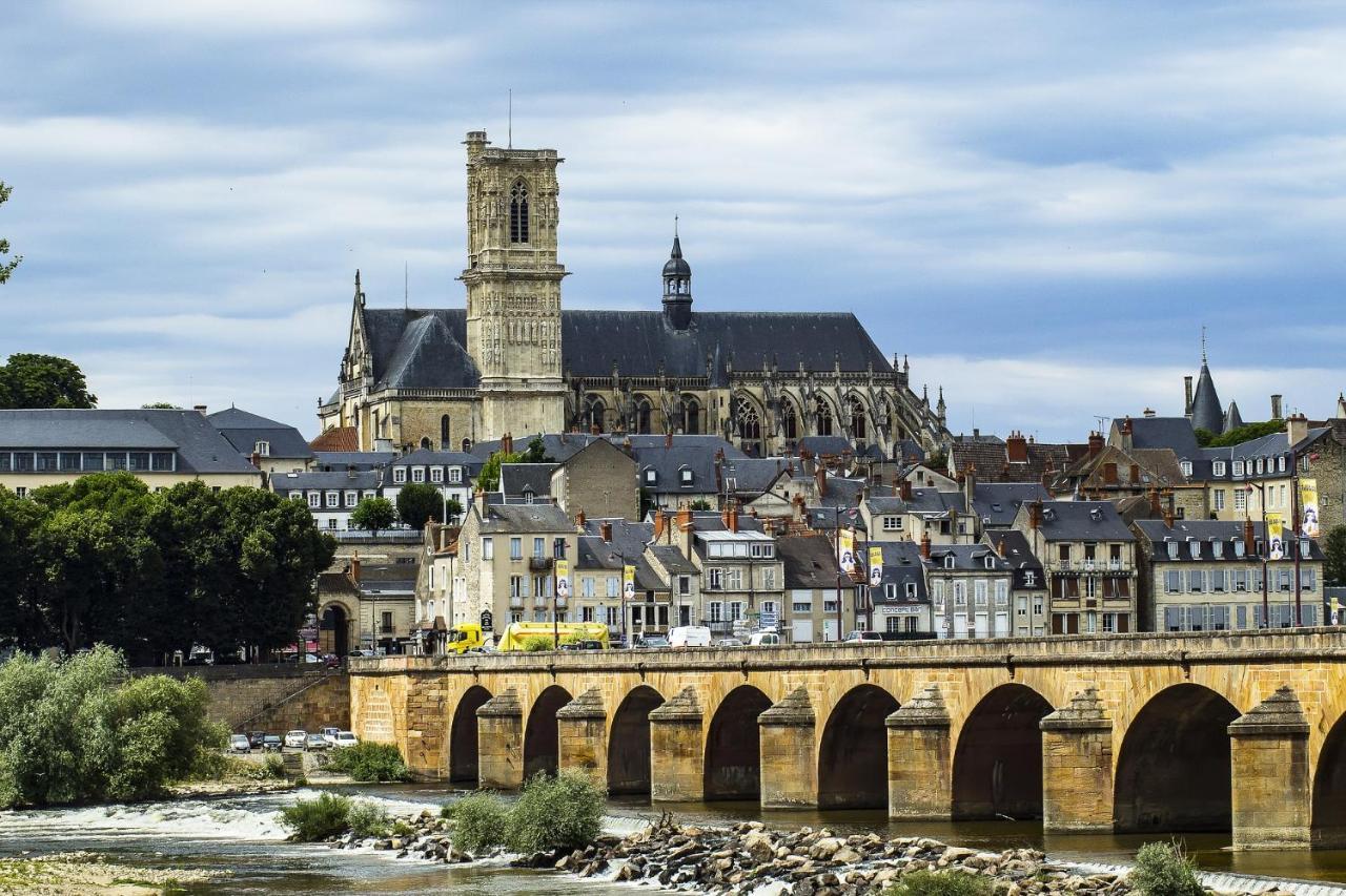 Sejour Tout Confort En Plein Coeur De Nevers, Studios Galet-Carbone Ou Terra Cotta Bagian luar foto